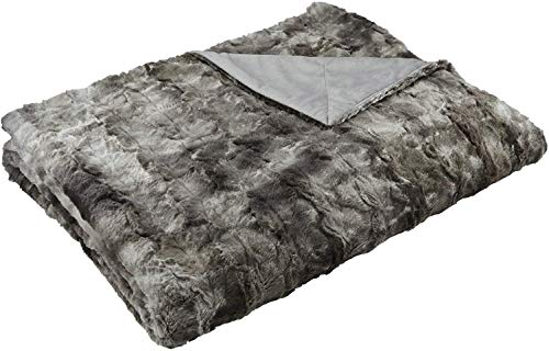 Amazon Basics Kuscheldecke mit Kunstfell - Tagesdecke Felloptik, In der Maschine waschbar, 150 x 200 cm, Grau