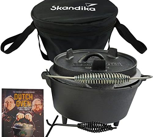 Skandika Dutch Oven Flame Master 5,1 L | Gusseisen Topf zum Kochen, inkl. Rezeptbuch der Sauerländer BBCrew, bereits eingebrannt, mit Füße, Deckelheber, Tragetasche | Feuertopf für Grillen, Camping